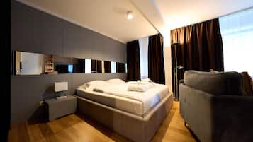 1 bedroom, Egyptian cotton sheets, premium bedding, down comforters