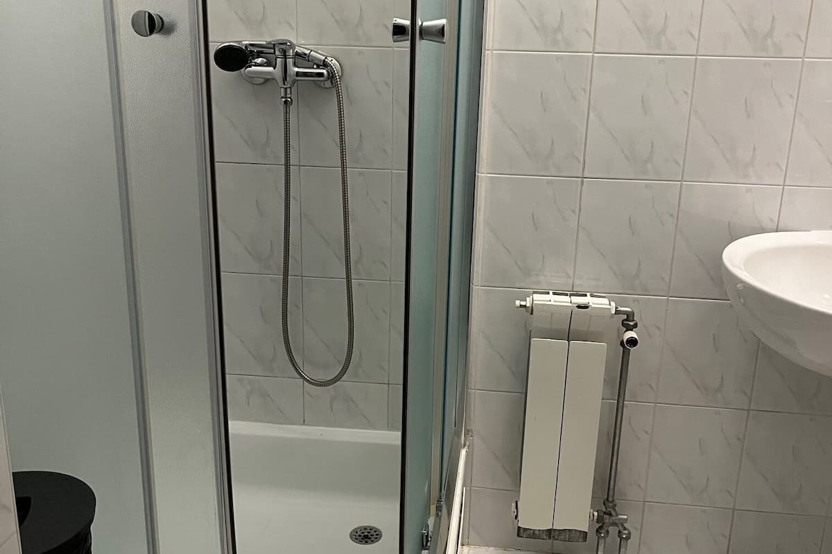 Basic Single Room | Bathroom