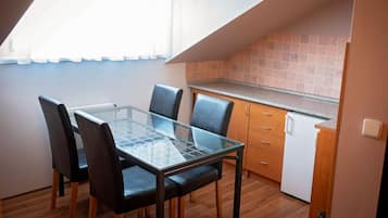 Basic-Vierbettzimmer | Eigene Küche | Kühlschrank, Mikrowelle, Herdplatte, Kochgeschirr/Geschirr/Besteck