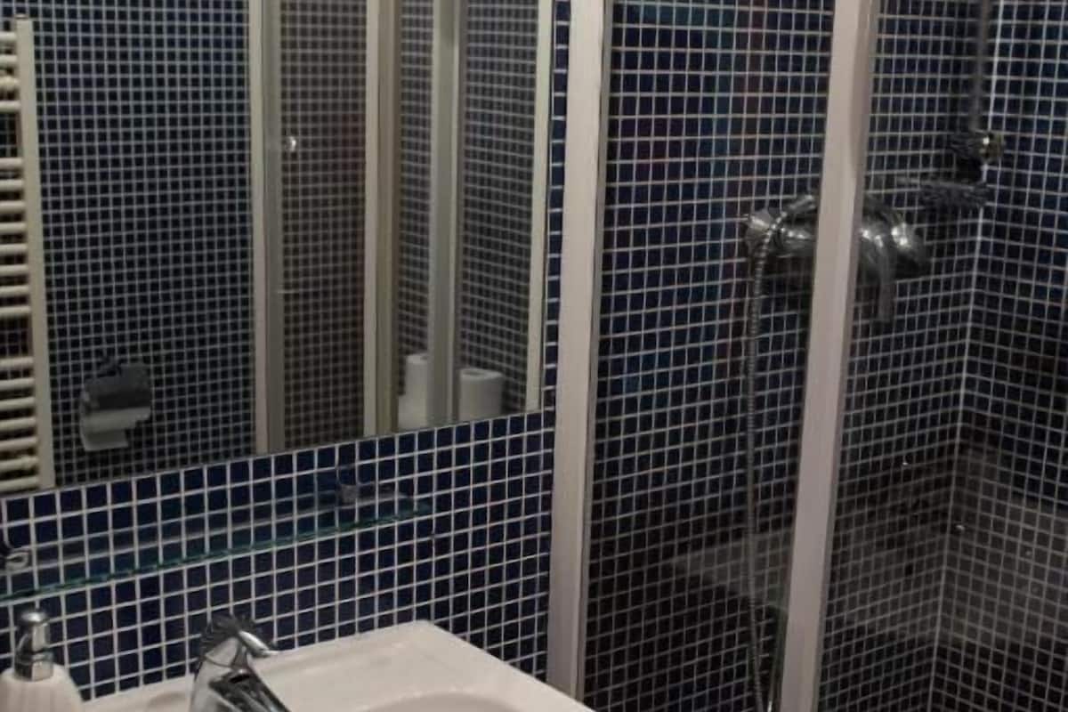 Basic Apartment | Bathroom