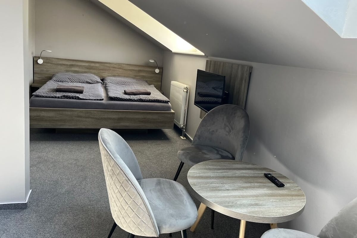 Basic Triple Room | Desk, laptop workspace, free WiFi, bed sheets