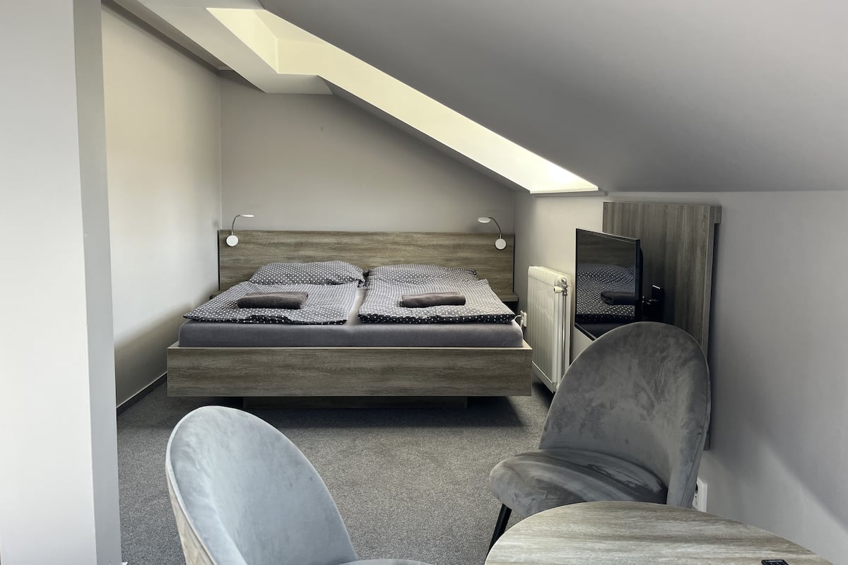 Basic Triple Room | Desk, laptop workspace, free WiFi, bed sheets