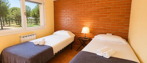 4 bedrooms, WiFi (free), bed sheets