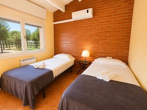 4 bedrooms, WiFi (free), bed sheets
