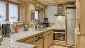 Private kitchen - Central Megève Apartment: 3 BR, Terrace, Pet-Friendly, Near Lift (Megève)