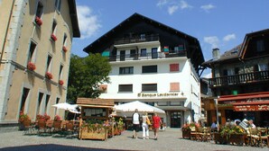 Exterior - Central Megève Apartment: 3 BR, Terrace, Pet-Friendly, Near Lift (Megève)