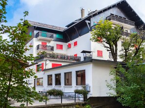 Exterior - Central Megève Apartment: 3 BR, Terrace, Pet-Friendly, Near Lift (Megève)