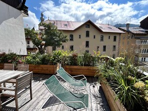 Outdoor dining - Central Megève Apartment: 3 BR, Terrace, Pet-Friendly, Near Lift (Megève)