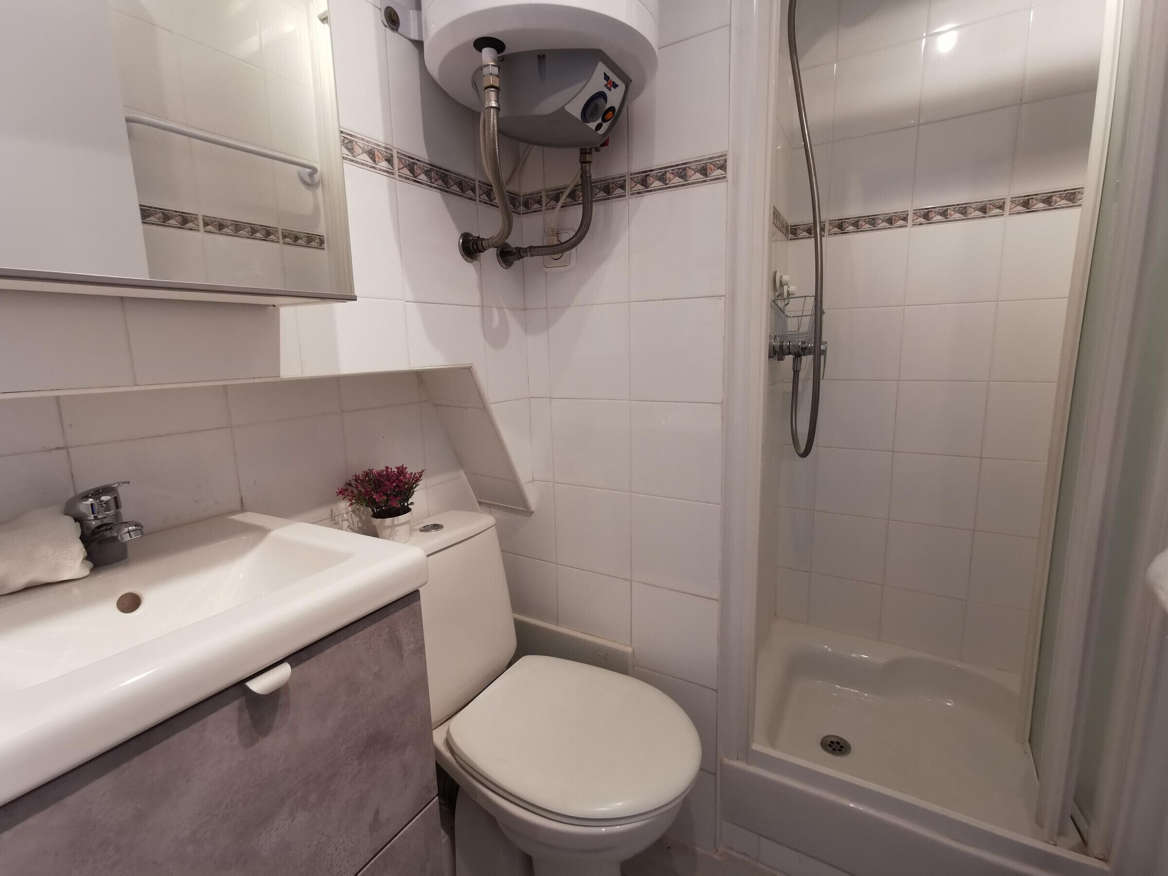 Ein Badezimmer mit Toilette, Waschbecken und Dusche.