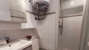 A bathroom with a toilet, sink, and shower. - Renovated beachfront studio with parking in Platja d'Aro (Platja d'Aro)