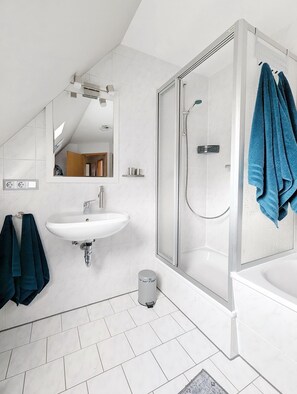 Hårtørrer, håndklæder, Sæbe, Toiletpapir