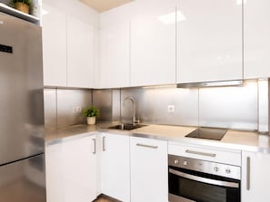 Wasserkocher mit Kaffee-/Teezubehör, Kühlschrank, Mikrowelle, Ofen