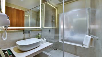 Winter Green Room | Bathroom | Shower, free toiletries, hair dryer, bathrobes