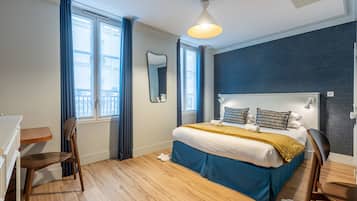 Superior Double Room | Decoración personalizada, escritorio y espacio para trabajar con laptop