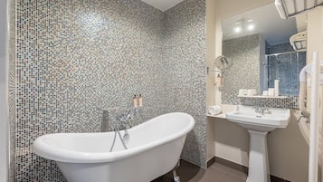 Deluxe Suite | Salle de bain | Douche, douche à « effet pluie », articles de toilette de luxe