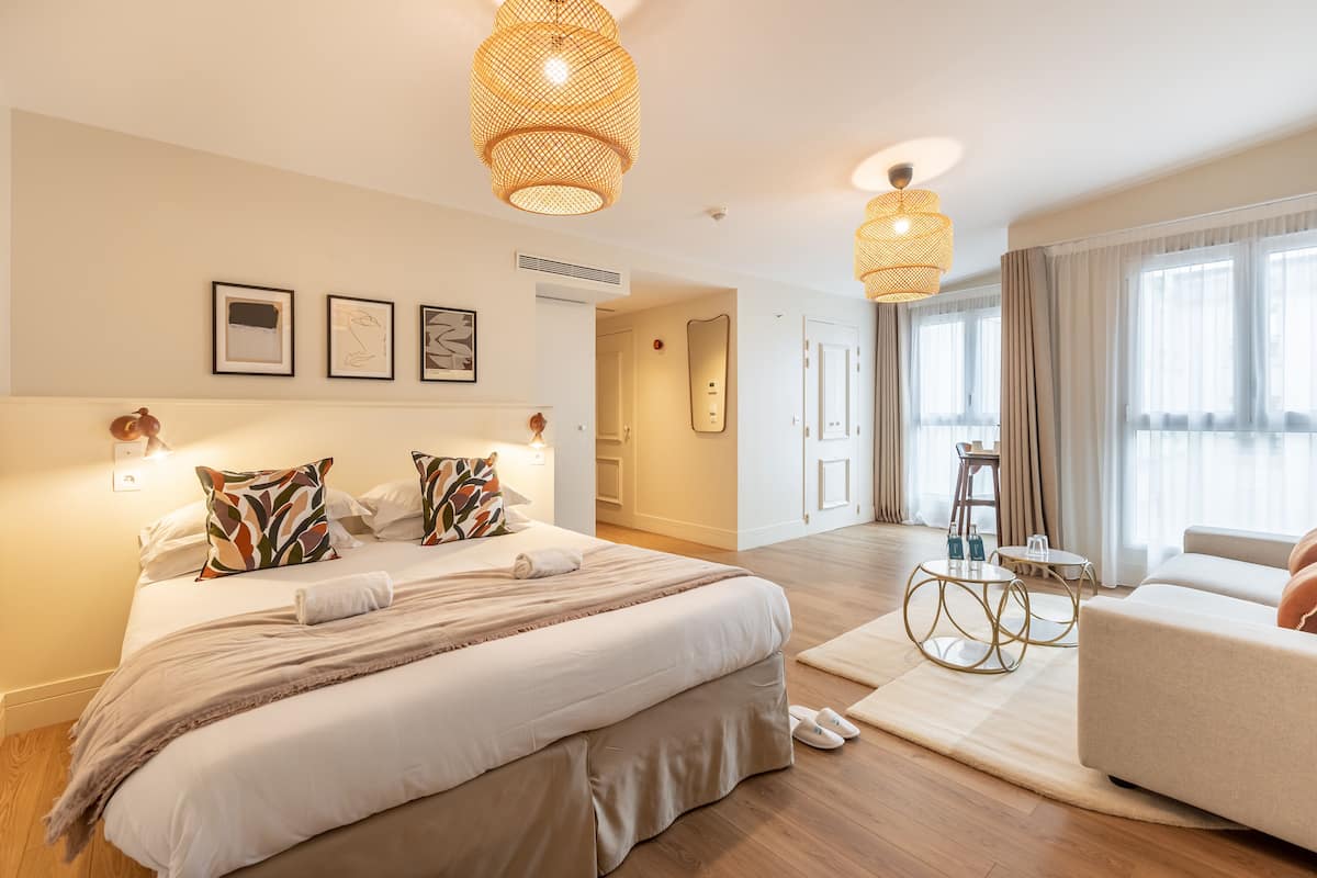Deluxe Suite | Individueel gedecoreerd, een bureau, een laptopwerkplek, gratis wifi