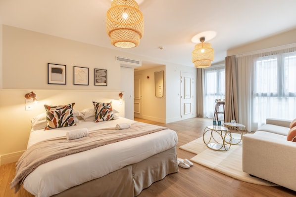 Deluxe Suite | Individually decorated, desk, laptop workspace, free WiFi - Le Nest by Sweett (Paris)