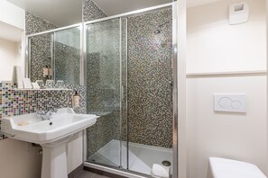 Junior Suite | Banheiro | Chuveiro, chuveiro com efeito de chuva, produtos de toalete de grife 