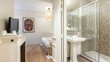 Junior kamer | Individueel gedecoreerd, een bureau, een laptopwerkplek, gratis wifi