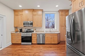 Fridge, microwave, oven, stovetop - NEW Luxury Palmyra Apt | 7 Mins to Hill Cumorah (Palmyra)
