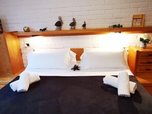 6 bedrooms, bed sheets