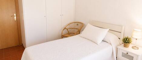 6 bedrooms, bed sheets