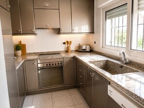 Wasserkocher mit Kaffee-/Teezubehör, Kühlschrank, Mikrowelle, Ofen