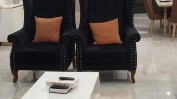 Appartement Affaires | Coin séjour | TV connectée de 24 pouces avec chaßnes numériques