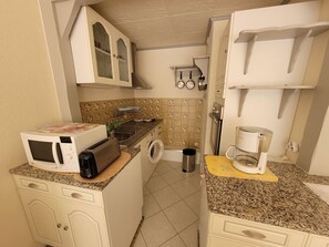 Kühlschrank, Geschirrspüler, Wasserkocher mit Kaffee-/Teezubehör