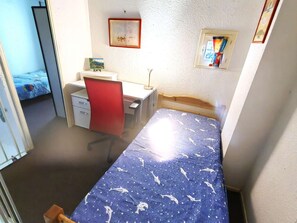 2 bedrooms, desk, WiFi