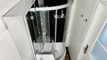 Douche, sĂšche-cheveux, serviettes fournies, savon