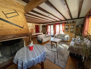 TV - Spacious 6-Bedroom Chalet for 14 with Garden, Terrace, and Wi-Fi, 300m from Serre Chevalier Pistes (La Salle-les-Alpes)
