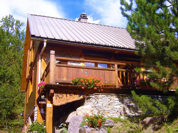 Exterior - Spacious 6-Bedroom Chalet for 14 with Garden, Terrace, and Wi-Fi, 300m from Serre Chevalier Pistes (La Salle-les-Alpes)