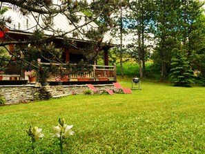 Property grounds - Spacious 6-Bedroom Chalet for 14 with Garden, Terrace, and Wi-Fi, 300m from Serre Chevalier Pistes (La Salle-les-Alpes)