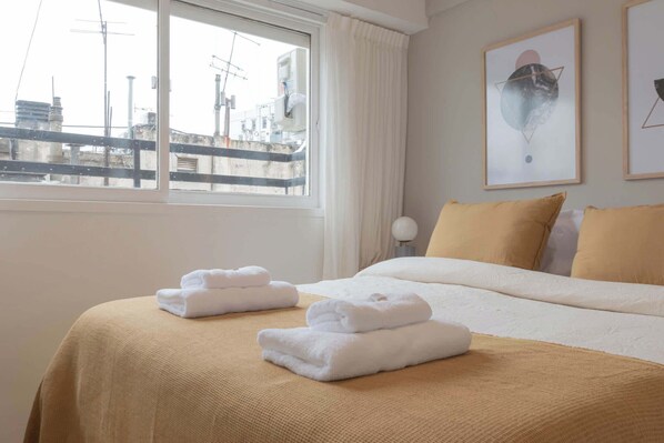 Desk, iron/ironing board, WiFi, bed sheets