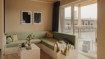 60-inch Smart TV with satellite channels, heated floors