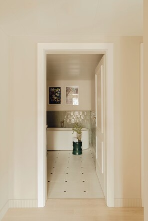 Superior Apartment with Balcony | Bathroom | Shower, rainfall showerhead, hair dryer, towels