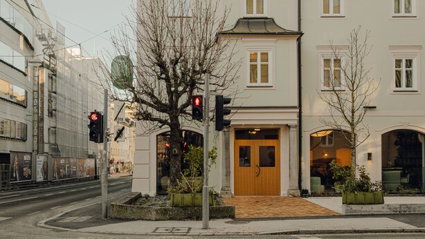 A hotel with a classic European architectural style, featuring a prominent entrance and multiple windows. - Design Hotel zum Hirschen Salzburg (Salzburg)