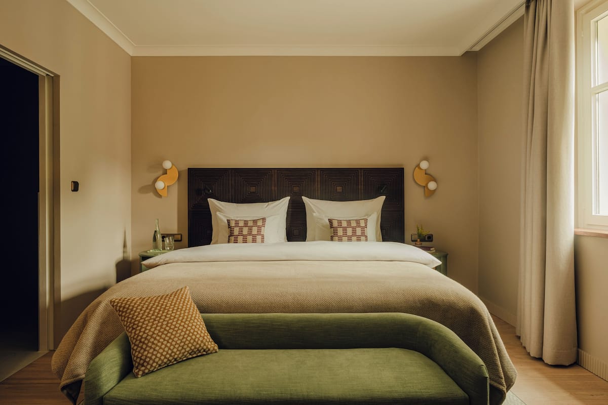 1 quarto, roupas de cama premium, edredons de pluma, cofres nos quartos