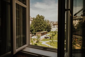 Comfort Room, Garden View | Premium bedding, in-room safe, desk, laptop workspace