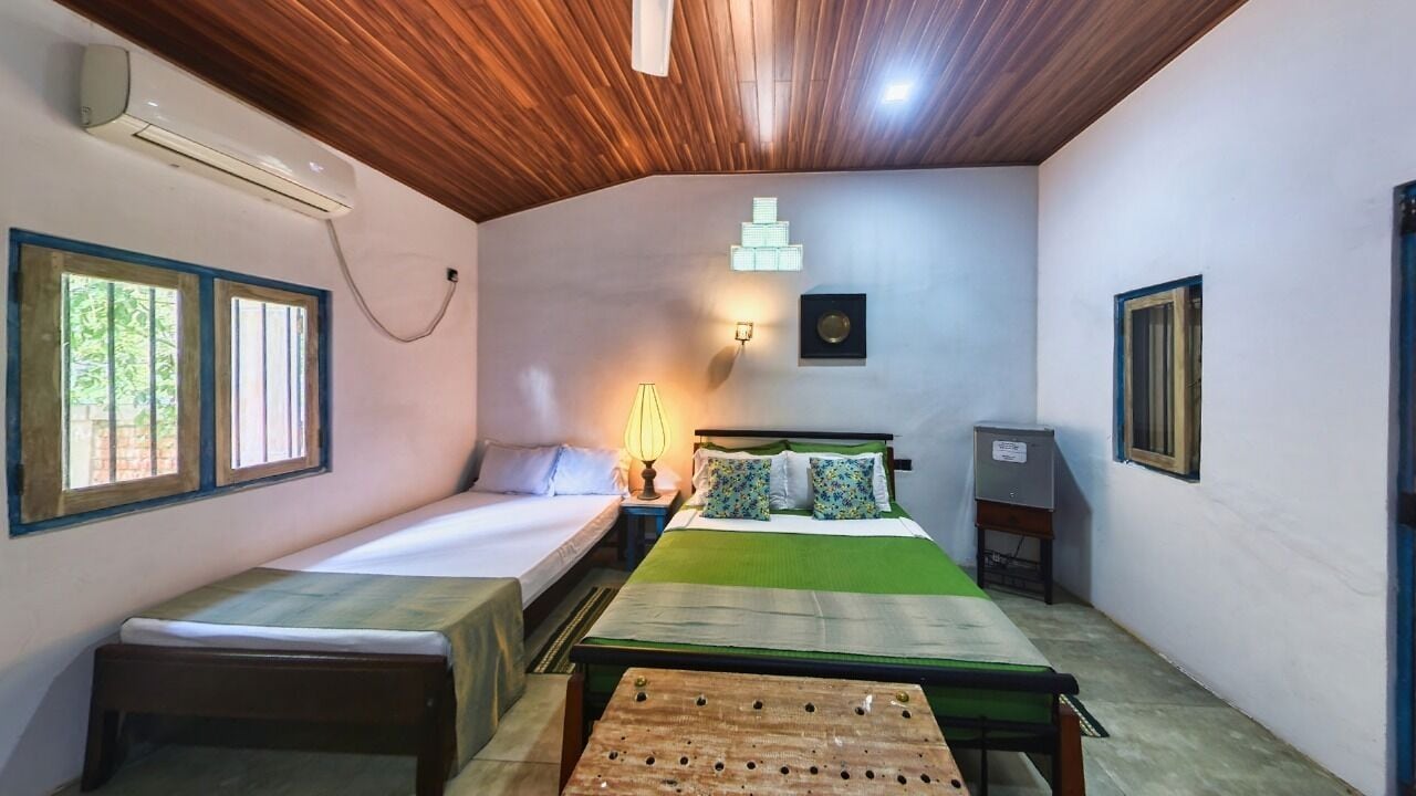 Escritorio, wifi gratis y ropa de cama 