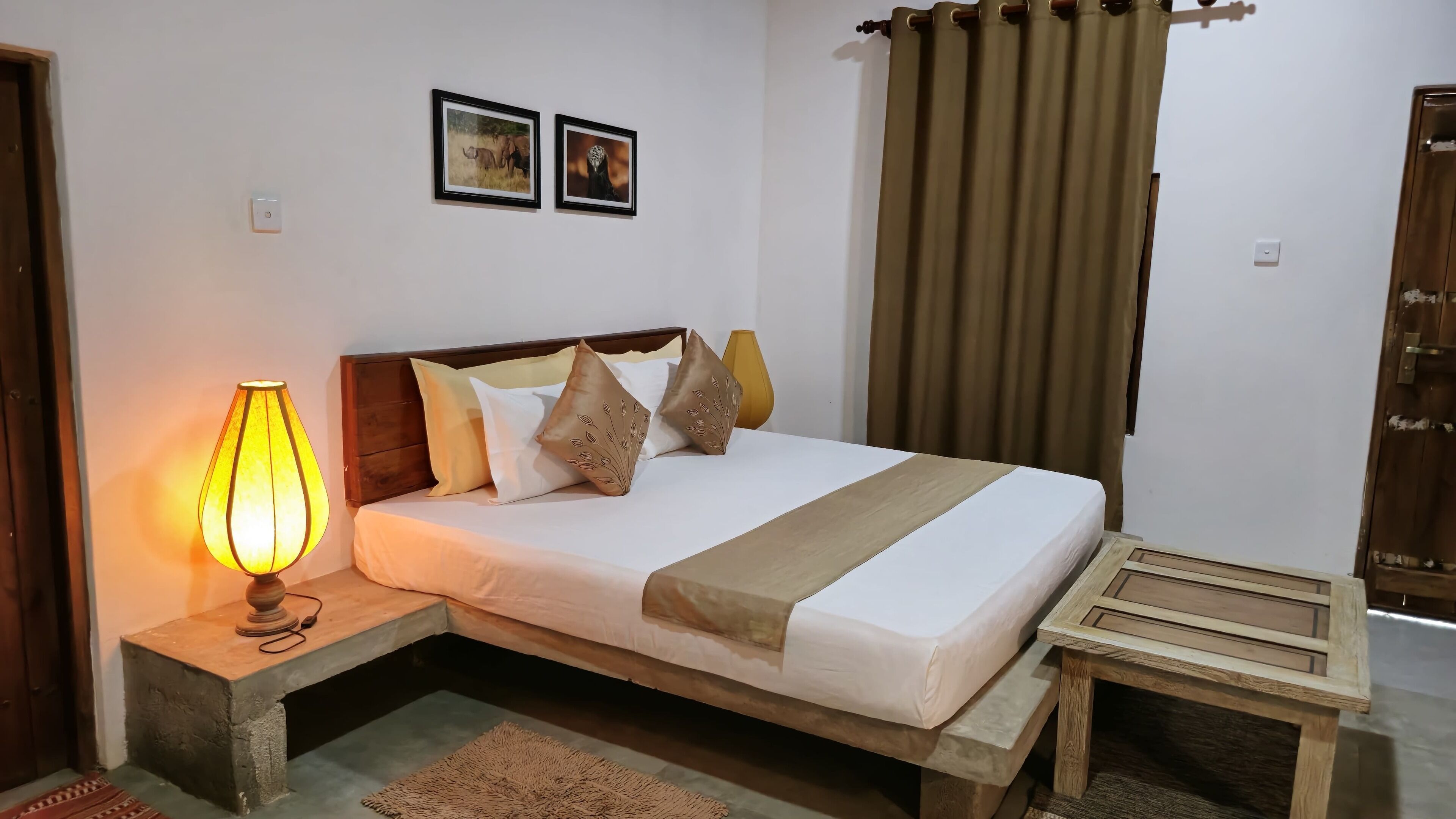 デスク、WiFi (無料)、ベッドシーツ