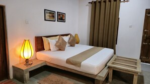 Une chambre à coucher avec un lit, des tables de chevet, une lampe, un tapis et des rideaux.