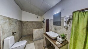 Standard Triple Room | Desk, free WiFi, bed sheets