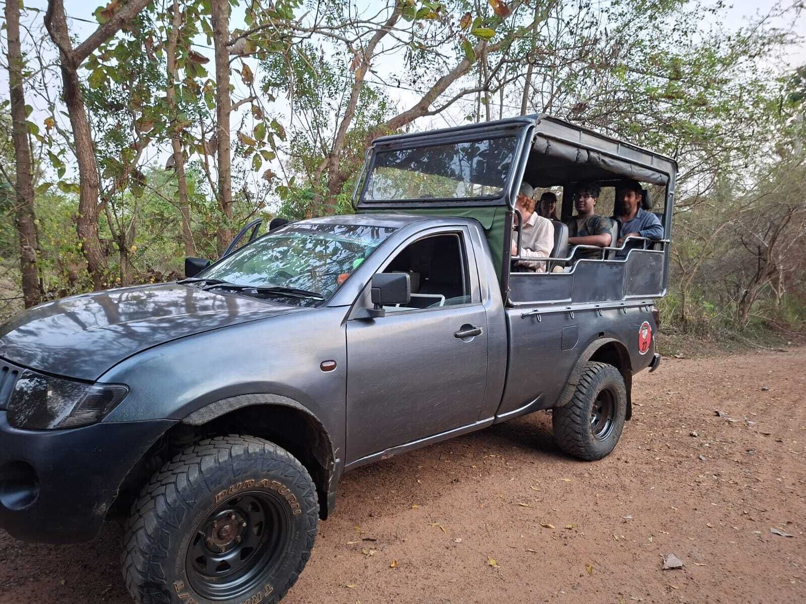 Un camionnette dont la benne est utilisée pour transporter des passagers.