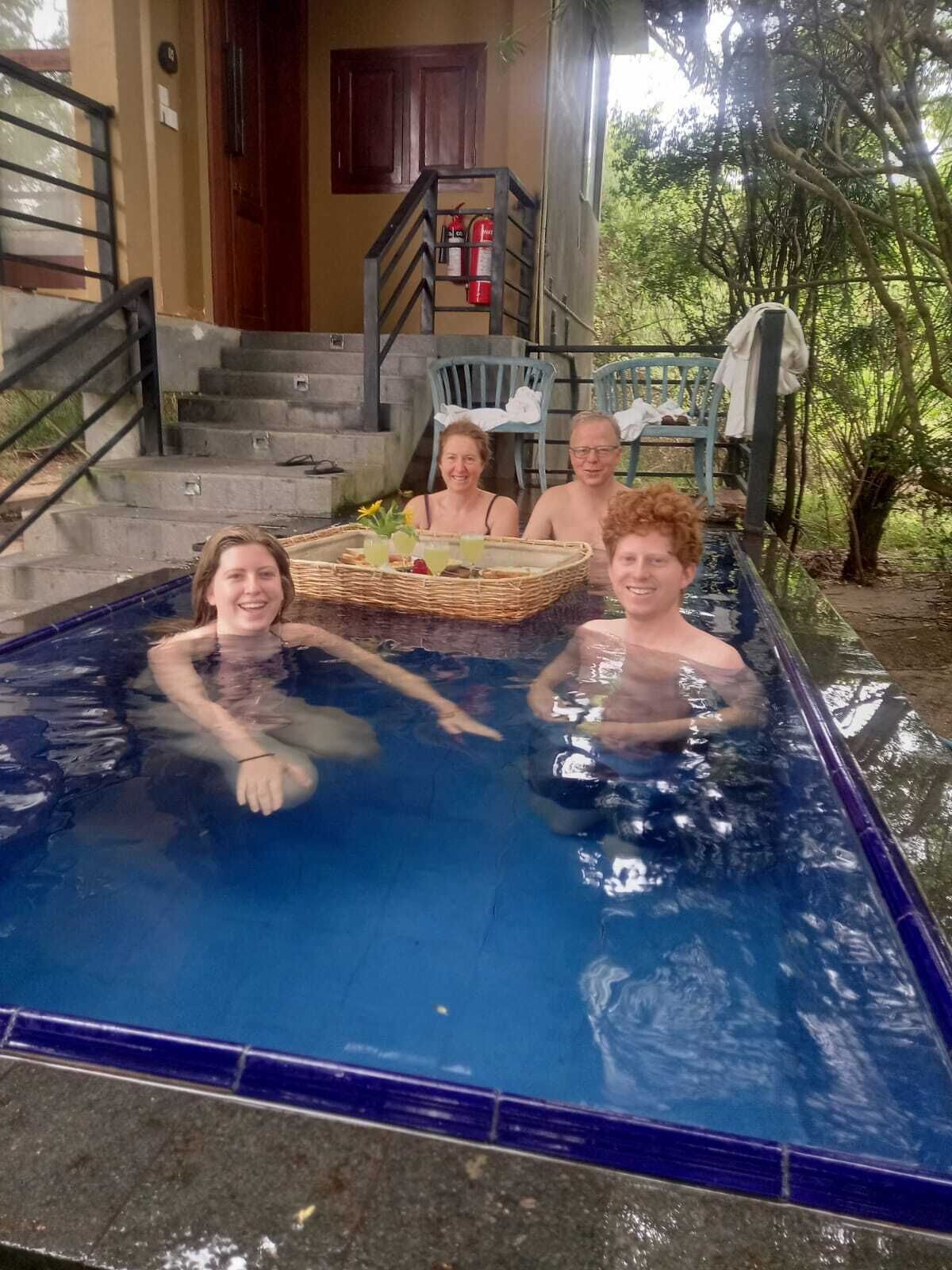 Una piscina con muelle de madera y escaleras que conducen a un edificio.