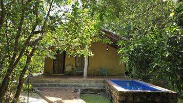 Vista frontal de la propiedad