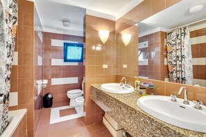 Sèche-cheveux, bidet, serviettes fournies, savon
