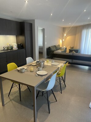 Apartamento superior | Cozinha privada | Geladeira grande, fogão, cooktop, lava-louças