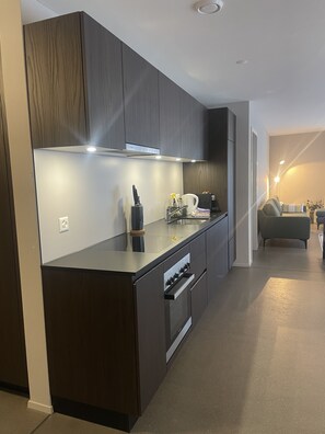 Apartamento superior | Cozinha privada | Geladeira grande, fogão, cooktop, lava-louças